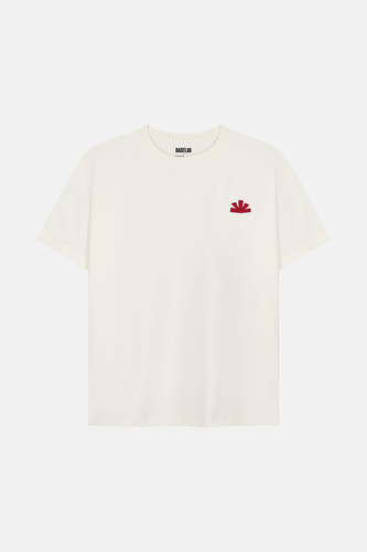 T-shirt écru à manches courtes de BASELAB, avec un petit logo bordeaux sur la poitrine.