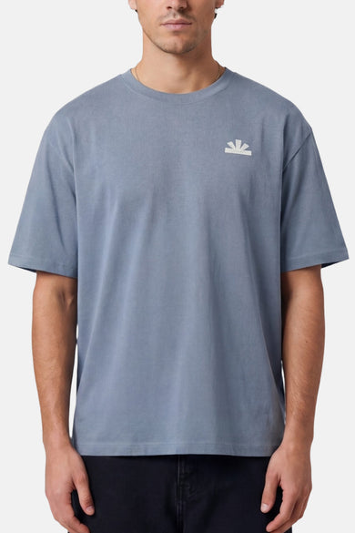 T-shirt bleu à manches courtes de BASELAB, couleur unie avec un petit logo sur la poitrine.