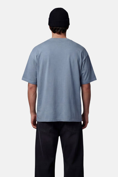 T-shirt bleu à manches courtes de BASELAB, vu de dos, combiné avec un bonnet noir et un jean noir.