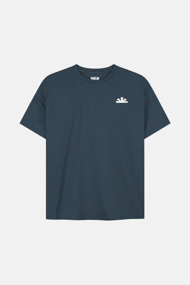 T-shirt bleu à manches courtes de BASELAB, avec un petit logo blanc sur la poitrine.
