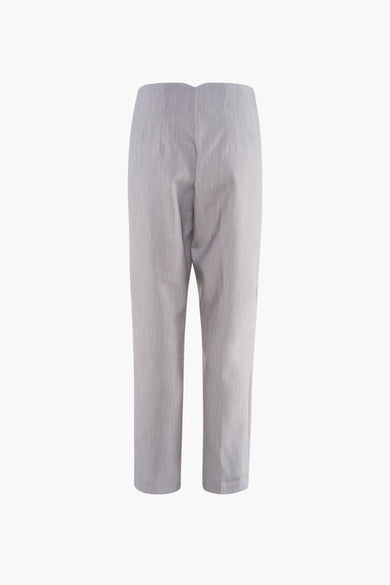 Pantalon gris de ZABAIONE, tissu lisse avec une texture subtile, vu de derrière.