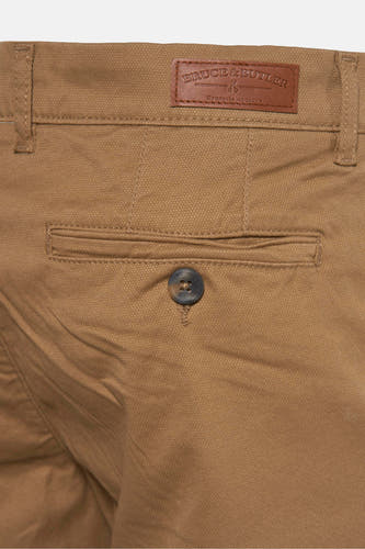 Bruine bermuda van Bruce & Butler, met een achterzak met knoop en een leren merklabel.