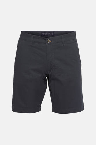 Blauwe bermuda van Bruce & Butler, met een subtiele textuur en een enkele knoopsluiting.