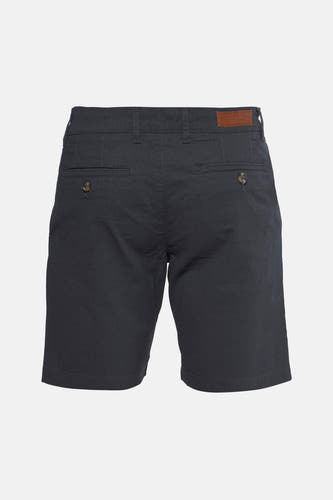Blauwe bermuda van Bruce & Butler, met knoopdetails op de achterzakken en een leren merklabel.