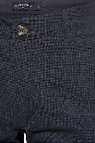 Blauwe bermuda van Bruce & Butler, met knoop detail en riemlus.
