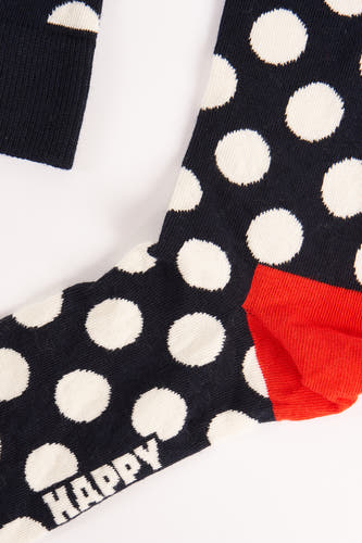 Blauwe sokken van Happy Socks, met witte stippen en een rode teen.
