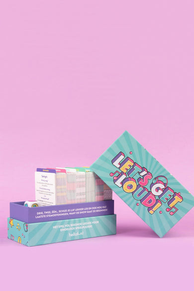 Multicolor cadeau van HELLOFUN, met vrolijke opdruk op de doos en stapel speelkaarten.
