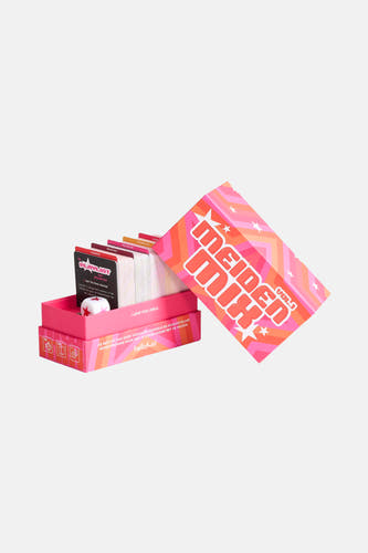 Multicolor cadeau van HELLOFUN, met speelkaarten en een dobbelsteen in een kleurrijke verpakking met sterrenpatroon.
