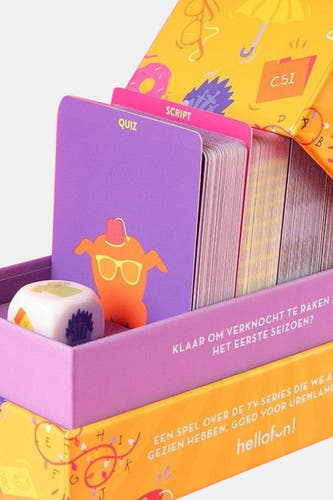 Multicolor geschenk van HELLOFUN, met speelkaarten in een doos, en een dobbelsteen.
