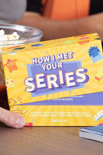 Multicolor cadeauset van HELLOFUN, een speldoos met grappige illustraties en de titel "How I met your series".