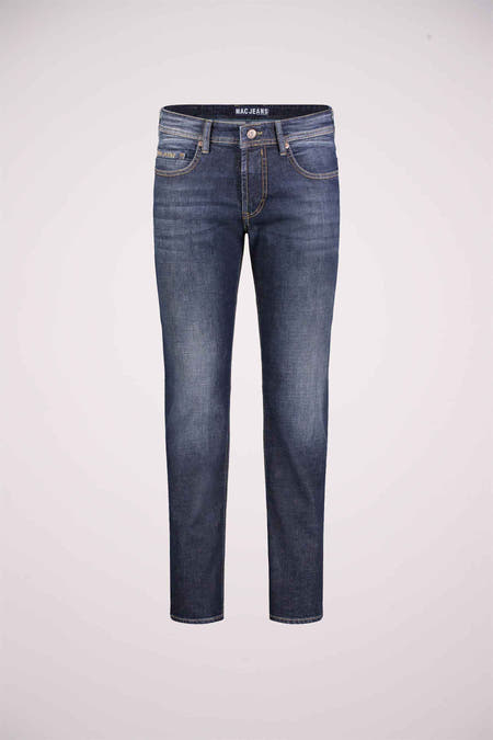 Jean droit bleu marine de MAC avec des poches arrière et une étiquette en cuir brun.