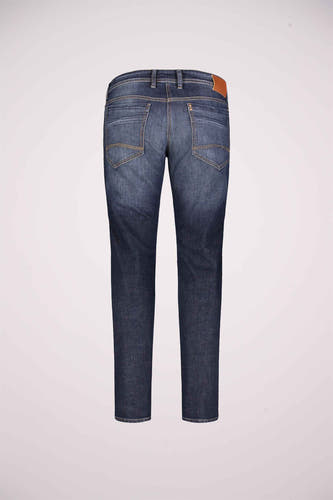 Jean droit bleu marine de MAC, avec des rivets sur les poches arrière et une étiquette en cuir brun.