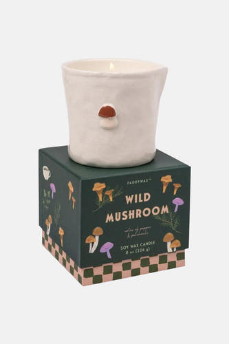 Groene kaars in witte keramische houder met paddenstoeldecoratie, van PADDY WAX, op donkergroene doos met paddenstoelprint