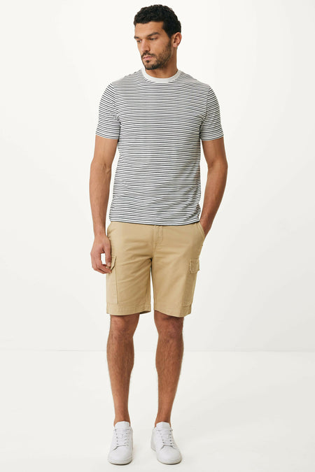 Beige bermuda van MEXX, gedragen met gestreept T-shirt en witte sneakers.
