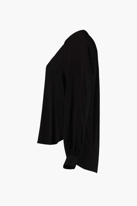 Zwarte blouse met lange mouwen van HAILYS, zijwaarts weergegeven, met plooimouwen en losse pasvorm