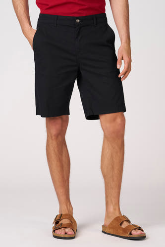 Zwarte bermuda short van Bruce & Butler, gedragen met bruine sandalen en een rood shirt.