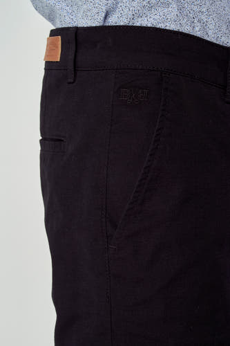 Zwarte bermuda short van Bruce & Butler, met zakdetail en subtiel logo.