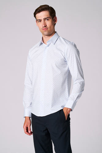 Blauw overhemd met lange mouwen van Bruce & Butler, met een fijn geometrisch patroon, gecombineerd met donkere pantalon.

