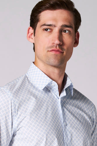 Chemise bleue à manches longues de Bruce & Butler, avec des motifs circulaires subtils et un col boutonné.