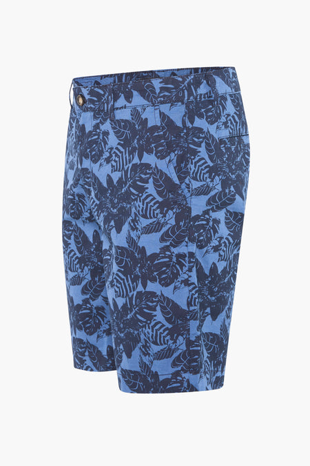 Blauwe short van Bruce & Butler met donkerblauw bladmotief en een bruine knoop.
