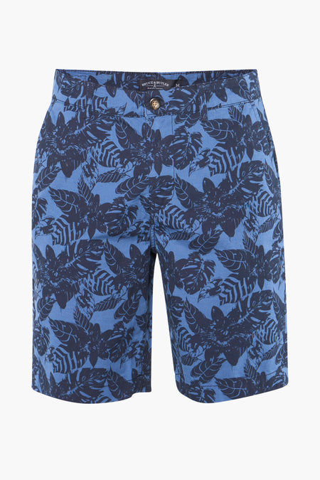 Blauwe short van Bruce & Butler, met een donkerblauw bloemenpatroon.
