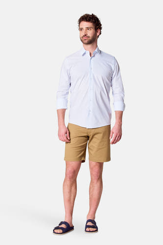 Wit overhemd met lange mouwen van Bruce & Butler, gedragen met kaki shorts en blauwe sandalen.
