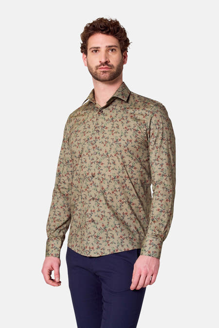 Groen overhemd met lange mouwen van Bruce & Butler, met een bloemenmotief en gedragen met een donkerblauwe pantalon.
