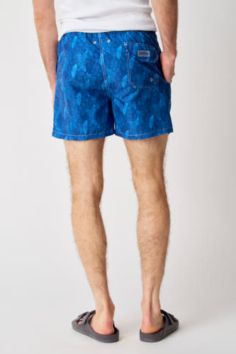 Blauwe zwemshort van Bruce & Butler, met bladmotief en achterzak, gezien van achteren.