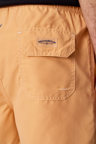 Pantalon de randonnée bleu de Bruce & Butler, avec poche arrière et ourlet blanc.