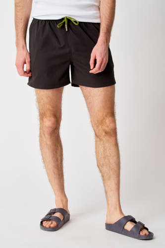 Pantalon noir Bruce & Butler, vu de dos, avec poche et détails.