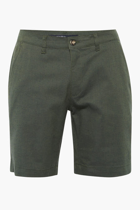 Groene short van Bruce & Butler met een subtiele weeftextuur en een bruine knoop.
