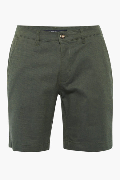 Groene short van Bruce & Butler met een subtiele weeftextuur en een bruine knoop.
