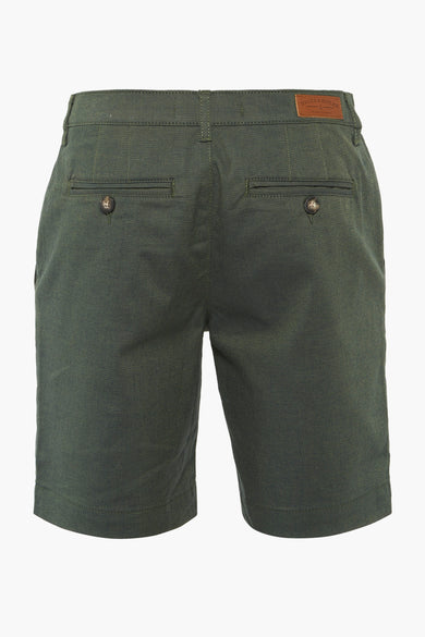 Groene short van Bruce & Butler, met paspelzakken en knoopsluiting op de achterkant.