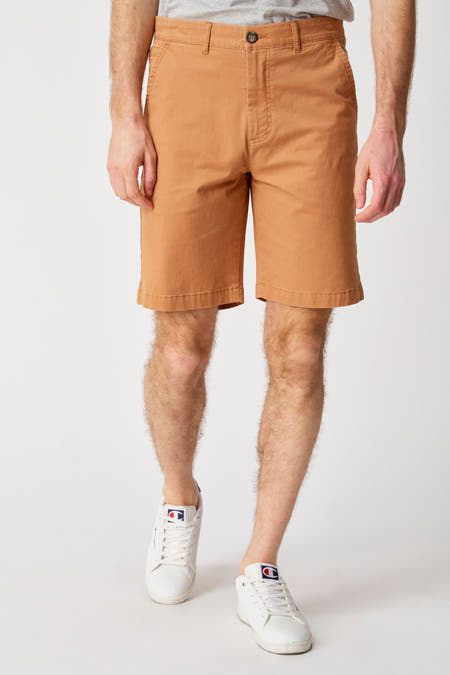 Bruine short van Bruce & Butler, gedragen met een grijs t-shirt en witte sneakers.