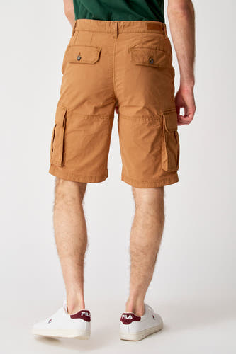 Bruine short van Bruce & Butler, met cargo zakken en twee achterzakken, gedragen met witte sneakers.