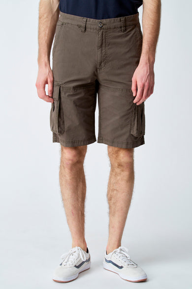 Kaki short van Bruce & Butler, cargo stijl met zakken, gedragen met witte sneakers.

