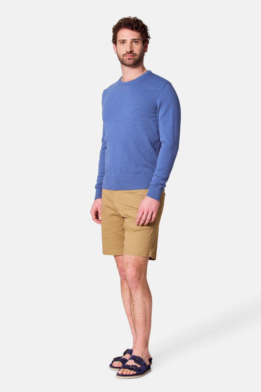 T-shirt bleu avec col rond de Bruce & Butler, porté avec des shorts kaki et des sandales, en vue d'ensemble.