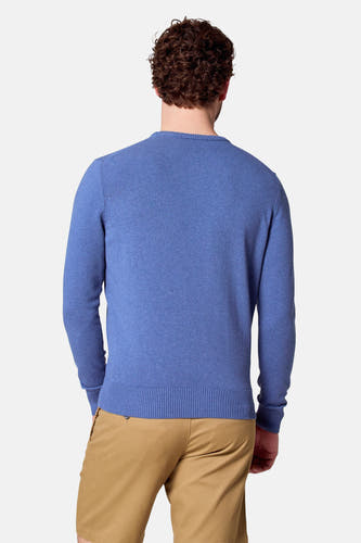 T-shirt bleu avec col rond de Bruce & Butler, vu de derrière, avec un pantalon marron.