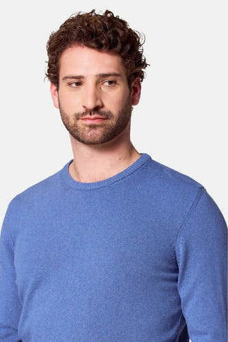 T-shirt bleu avec col rond de Bruce & Butler, porté par un modèle barbu.