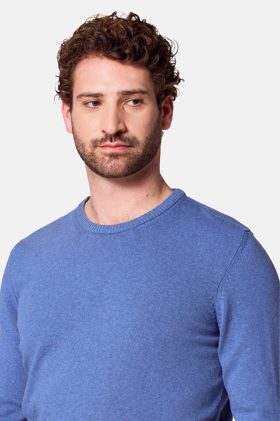 T-shirt bleu avec col rond de Bruce & Butler, porté par un modèle barbu.