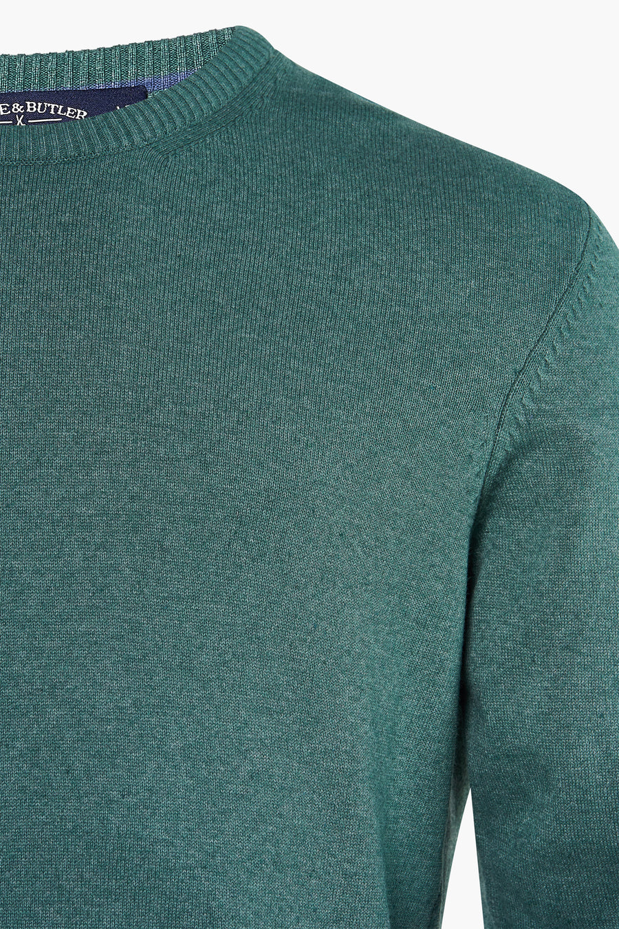Pull-over encolière vert de Bruce & Butler, avec une texture fine et un col côtelé.