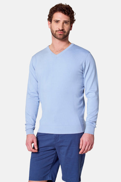 T-shirt à col V bleu clair de Bruce & Butler, vu de l'arrière, avec un pantalon bleu.