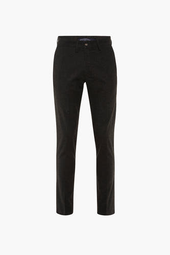 Pantalon khaki Bruce & Butler, avec une fermeture à boutons et des passants.