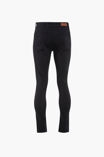 Zwarte broek van Bruce & Butler, gezien van achteren met details van zakken en een leren merklabel.
