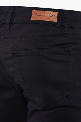 Zwarte broek van Bruce & Butler, met achterzak en leren merklabel op de tailleband.