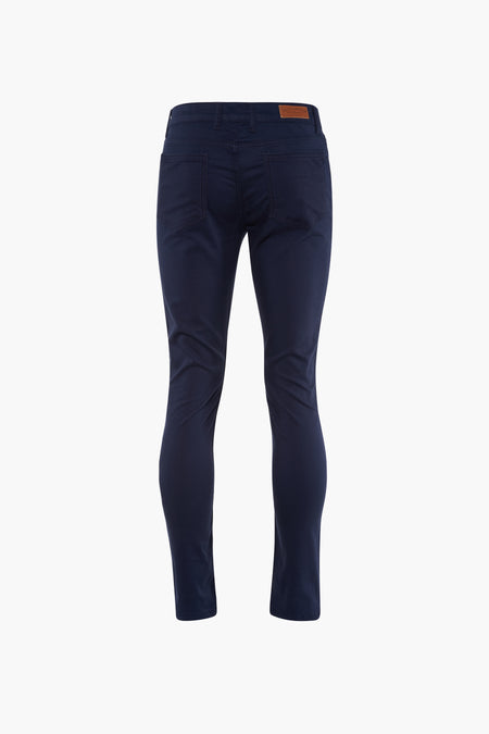 Blauwe broek van Bruce & Butler, effen kleur met achterzakken, gezien vanaf de achterkant.
