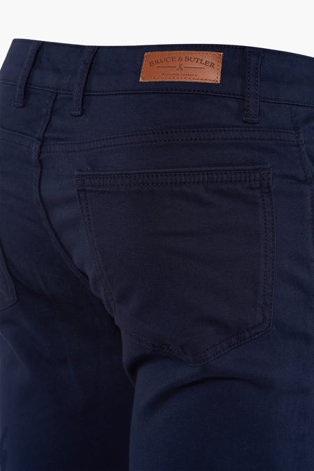 Blauwe broek van Bruce & Butler, met achterzak en riemlussen.