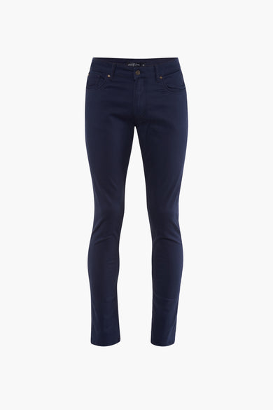 Blauwe broek van Bruce & Butler, effen kleur en klassieke zakken, weergegeven op een witte achtergrond.