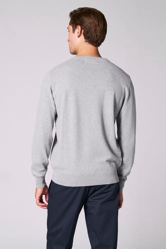 Sweat-shirt gris avec col rond de Bruce & Butler, vu par derrière, associé à un pantalon bleu marine.