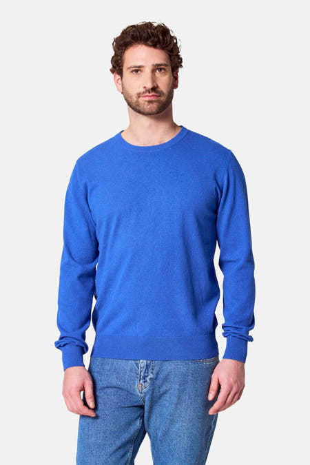 T-shirt bleu avec col rond de Bruce & Butler, dos, combiné avec des jeans.